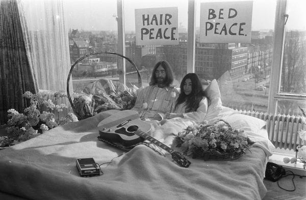 John_Lennon_en_zijn_echtgenote_Yoko_Ono_op_huwelijksreis_in_Amsterdam._John_Lenn,_Bestanddeeln...jpg