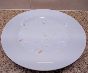 3 Prevent a cake sticking to the plate..jpg