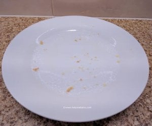 3 Prevent a cake sticking to the plate..jpg 3 Prevent a cake sticking to the plate..jpg