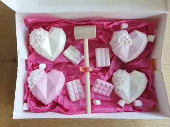 Smashable Hearts by Help Me Bake (1) (Medium).jpg Smashable Hearts by Help Me Bake (1) (Medium).jpg