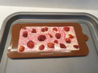 Strawberry Swirl Homemade choc bar by Help Me Bake Tutorial (Medium) (11).jpg Strawberry Swirl Homemade choc bar by Help Me Bake Tutorial (Medium) (11).jpg