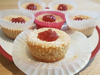 Jam shortcake tutorial by Help Me Bake 14.jpg Jam shortcake tutorial by Help Me Bake 14.jpg