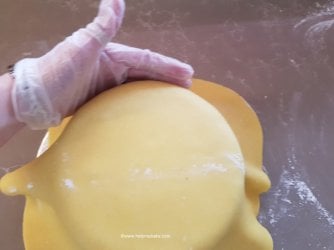 23 How to cover a cake by help me bake.jpg 23 How to cover a cake by help me bake.jpg