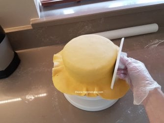 27 How to cover a cake by help me bake.jpg 27 How to cover a cake by help me bake.jpg