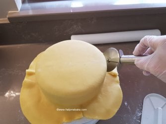 28 How to cover a cake by help me bake.jpg 28 How to cover a cake by help me bake.jpg