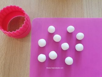 How to make a Football Topper Tutorial by Help Me Bake 1 (9) (Medium).jpg How to make a Football Topper Tutorial by Help Me Bake 1 (9) (Medium).jpg