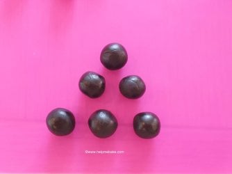 How to make a Football Topper Tutorial by Help Me Bake 1 (12) (Medium).jpg How to make a Football Topper Tutorial by Help Me Bake 1 (12) (Medium).jpg