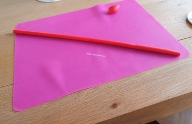 Rainbow Cake Topper Tutorial by Help Me Bake (18) (Medium).jpg Rainbow Cake Topper Tutorial by Help Me Bake (18) (Medium).jpg