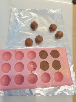 How to make gold painted chocolates by Help Me Bake 8.jpg How to make gold painted chocolates by Help Me Bake 8.jpg