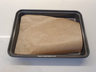 Lined Brownie Tin Medium.jpg