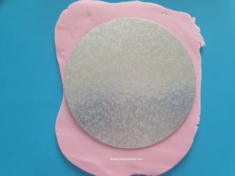 3 How to bake a cake board by Help Me Bake.jpg 3 How to bake a cake board by Help Me Bake.jpg