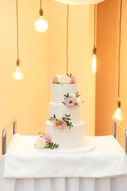 Amazing Wedding Cake with Backdrop (1) (Medium).jpg