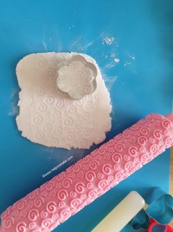 How to make Valentine's Day Toppers with rollers by Help Me Bake (Medium).jpg