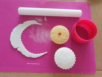 How to make St Patrick's Day Shamrock Toppers by Help Me Bake (3) (Medium).jpg How to make St Patrick's Day Shamrock Toppers by Help Me Bake (3) (Medium).jpg
