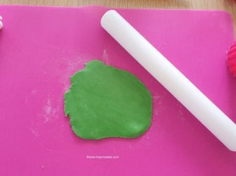How to make St Patrick's Day Shamrock Toppers by Help Me Bake (5) (Medium).jpg How to make St Patrick's Day Shamrock Toppers by Help Me Bake (5) (Medium).jpg