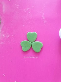 How to make St Patrick's Day Shamrock Toppers by Help Me Bake (8) (Medium).jpg How to make St Patrick's Day Shamrock Toppers by Help Me Bake (8) (Medium).jpg