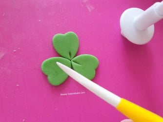 How to make St Patrick's Day Shamrock Toppers by Help Me Bake (9) (Medium).jpg How to make St Patrick's Day Shamrock Toppers by Help Me Bake (9) (Medium).jpg