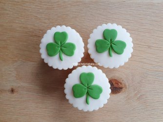 How to make St Patrick's Day Shamrock Toppers by Help Me Bake (18) (Medium).jpg How to make St Patrick's Day Shamrock Toppers by Help Me Bake (18) (Medium).jpg