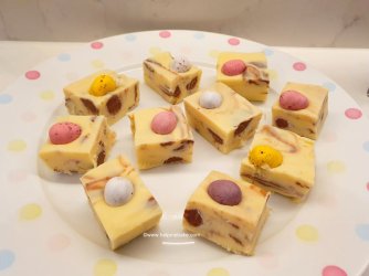 Mini Egg Fudge Tutorial by Help Me Bake 1 (1) (Medium).jpg