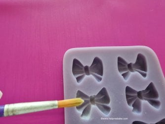 Dusting a mould with icing sugar by Help Me Bake (Medium).jpg Dusting a mould with icing sugar by Help Me Bake (Medium).jpg