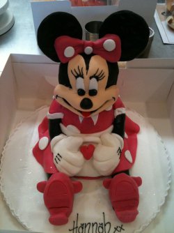 Minnie Mouse Cake (5) - Copy (Medium).JPG