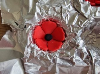 Poppy Cupcakes Tutorial by Help Me Bake (154) - Copy (Medium).jpg Poppy Cupcakes Tutorial by Help Me Bake (154) - Copy (Medium).jpg