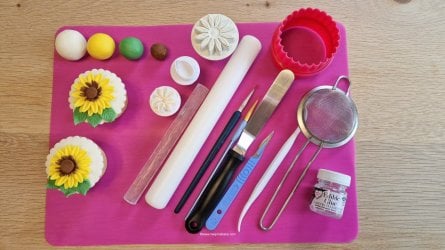 Easy Sunflower Toppers by Help Me Bake (Medium).jpg Easy Sunflower Toppers by Help Me Bake (Medium).jpg