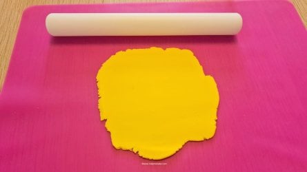 Easy Sunflower Toppers by Help Me Bake (1) (Medium).jpg Easy Sunflower Toppers by Help Me Bake (1) (Medium).jpg