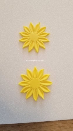 Easy Sunflower Toppers by Help Me Bake (6) (Medium).jpg Easy Sunflower Toppers by Help Me Bake (6) (Medium).jpg