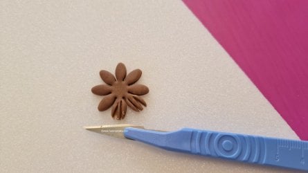 Easy Sunflower Toppers by Help Me Bake  (15) (Medium).jpg