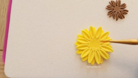 Easy Sunflower Toppers by Help Me Bake  (18) (Medium).jpg