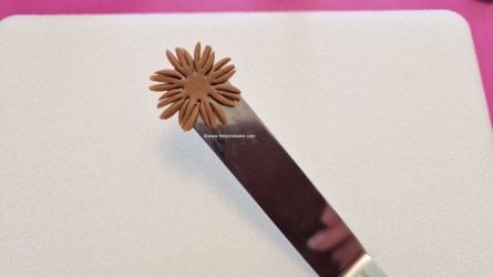 Easy Sunflower Toppers by Help Me Bake (19) (Medium).jpg Easy Sunflower Toppers by Help Me Bake (19) (Medium).jpg