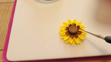 Easy Sunflower Toppers by Help Me Bake  (31) (Medium).jpg