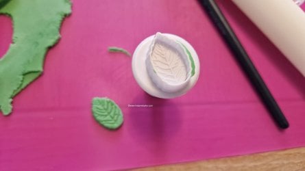 Easy Sunflower Toppers by Help Me Bake (35) (Medium).jpg Easy Sunflower Toppers by Help Me Bake (35) (Medium).jpg