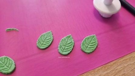 Easy Sunflower Toppers by Help Me Bake (36) (Medium).jpg Easy Sunflower Toppers by Help Me Bake (36) (Medium).jpg