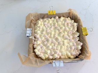 12 How to make Easter Marshmallow Bark by Help Me Bake (Medium).JPG