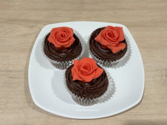 Rose and choc cupcakes by help me bake.JPG