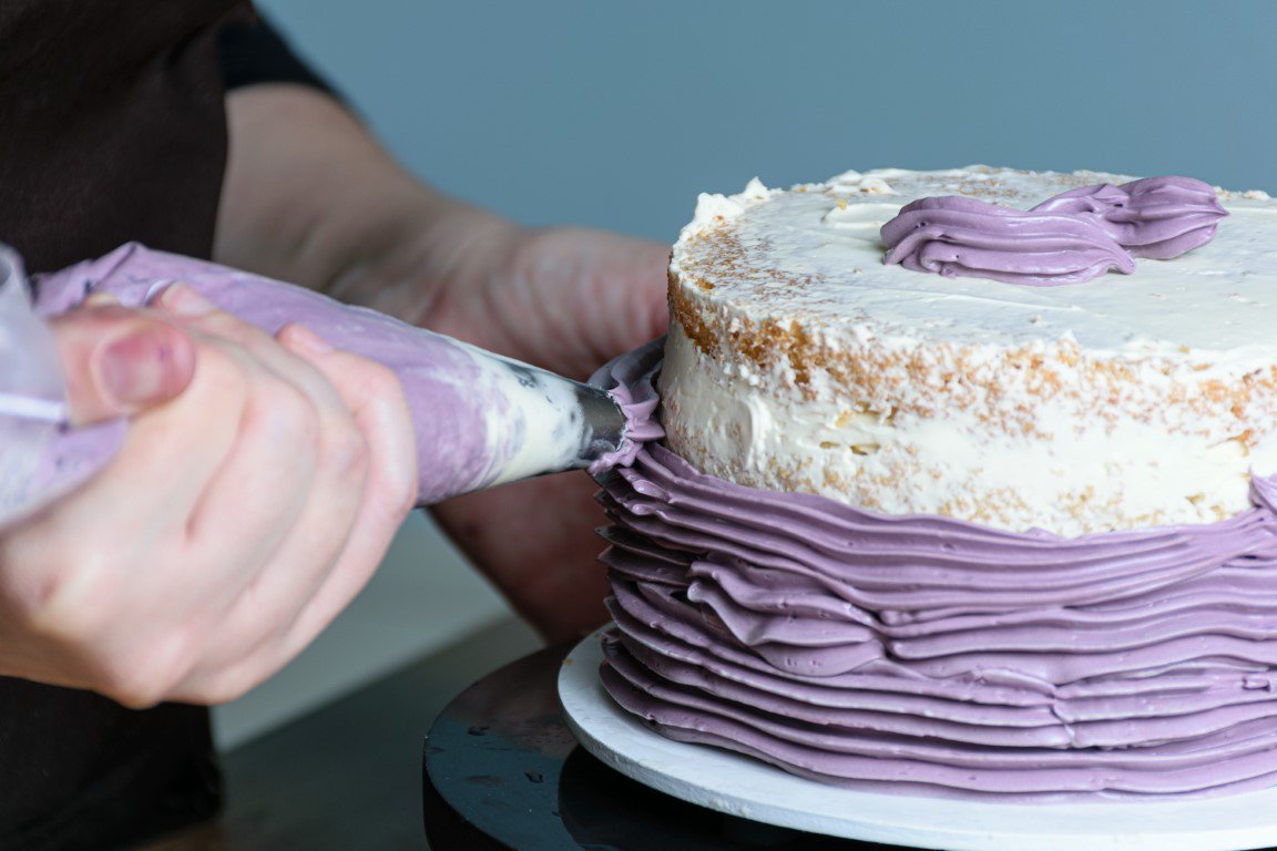 How to keep your cake on the turntable when using buttercream or