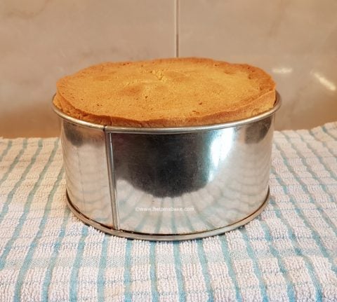 How-to-make-a-level-cake-Help-Me-Bake-2-480x431.jpg