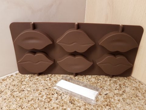 Chocolate-Lips-Mould-Help-Me-Bake-2-480x360.jpg