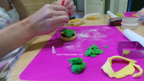 Burger-Cupcakes-Tutorial-22-001-480x270.jpg