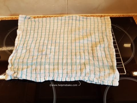 Easy-Cake-release-using-a-tea-towel-3-001-480x360.jpg