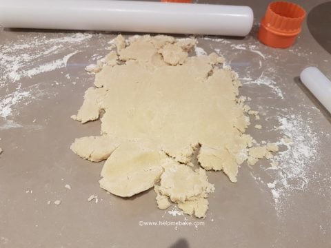 10-Shortbread-Tutorial-by-Help-Me-Bake-480x360.jpg