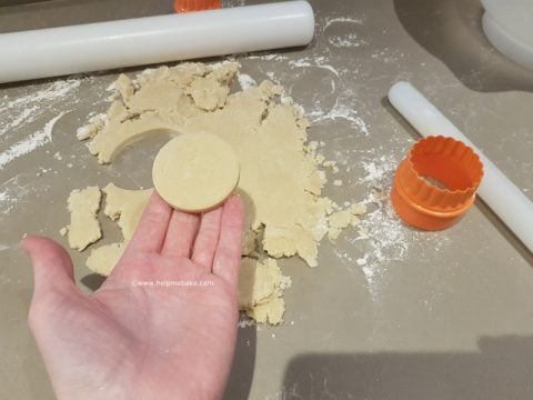 12-Shortbread-Tutorial-by-Help-Me-Bake-480x360.jpg