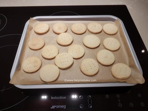 15-Shortbread-Tutorial-by-Help-Me-Bake-480x360.jpg