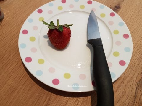 6-Hull-Strawberries-by-knife-By-Help-Me-Bake-480x360.jpg