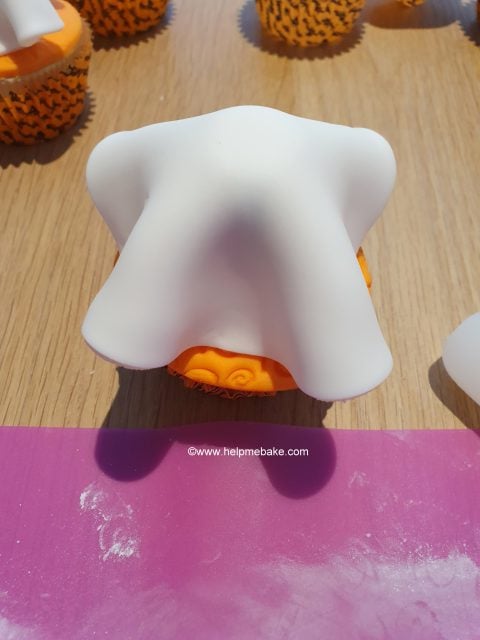 12-Ghost-Cupcake-by-Help-Me-Bake-480x640.jpg
