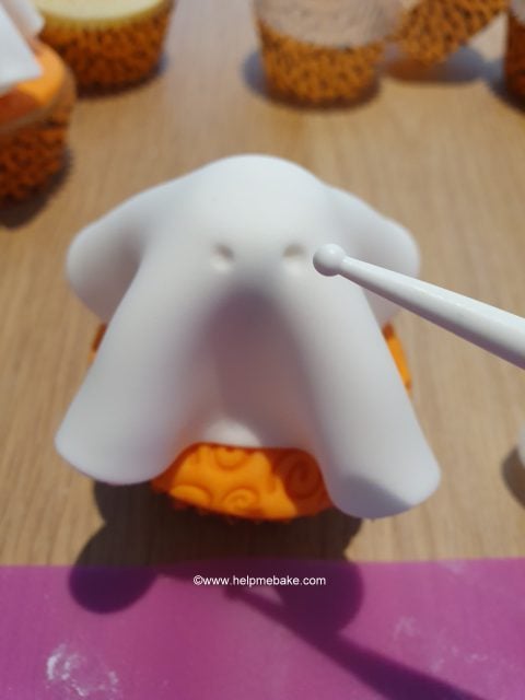 13-Ghost-Cupcake-by-Help-Me-Bake-480x640.jpg
