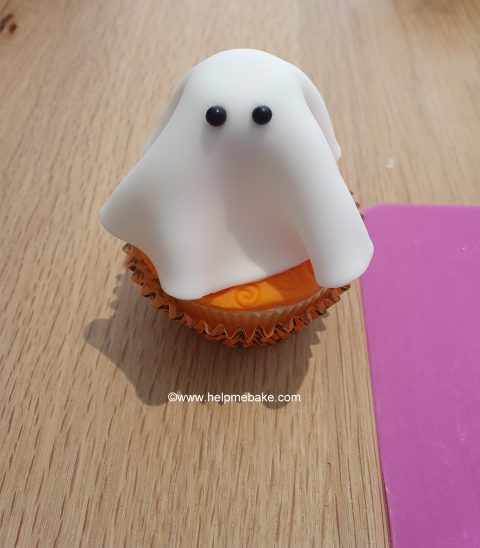 15-Ghost-Cupcakes-by-Help-Me-Bake-480x548.jpg