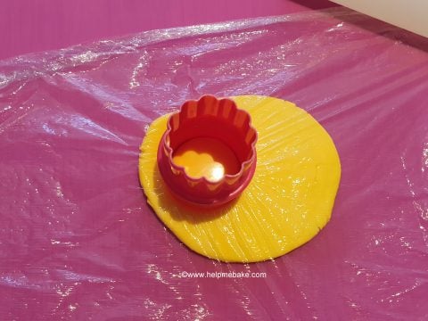 Smoothe-edges-with-fondant-by-help-me-bake-2-480x360.jpg